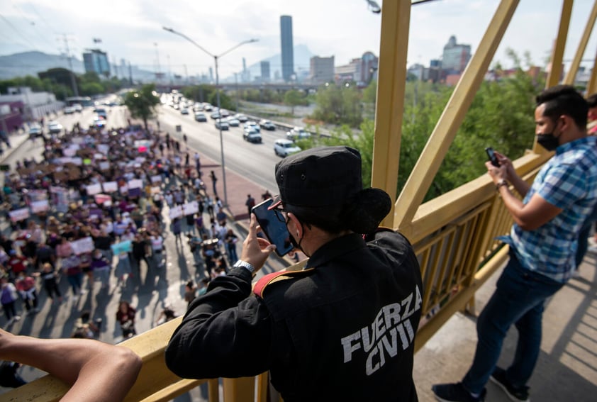 MEX1625. MONTERREY (MÉXICO), 22/04/2022.- Colectivos feministas marchan durante una protesta en la Ciudad de Monterrey en el estado de Nuevo León (México). Feministas y colectivos de familias con personas desaparecidas marcharon este viernes en la mexicana de Monterrey, capital del estado de Nuevo León, donde bloquearon una de las principales avenidas del centro de la ciudad para exigir justicia por la muerte Debanhi Escobar. EFE/Miguel Sierra