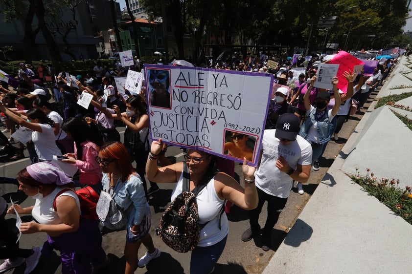 EUM20220424SOC12.JPG  CIUDAD DE MÉXICO, City/CDMX-Marcha.- Marcha feminista organizada por Marea Verde. Exigen justicia por la muerte de Debanhi Escobar. Domingo 24 abril 2022. Foto: Agencia EL UNIVERSAL/ Berenice Fregoso/LCG.