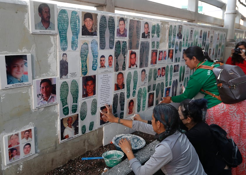 Madres de desaparecidos protestan frente a Fiscalía de México