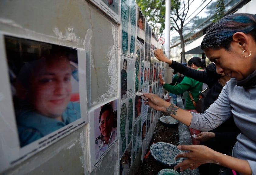 Madres de desaparecidos protestan frente a Fiscalía de México