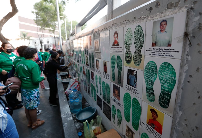 Madres de desaparecidos protestan frente a Fiscalía de México