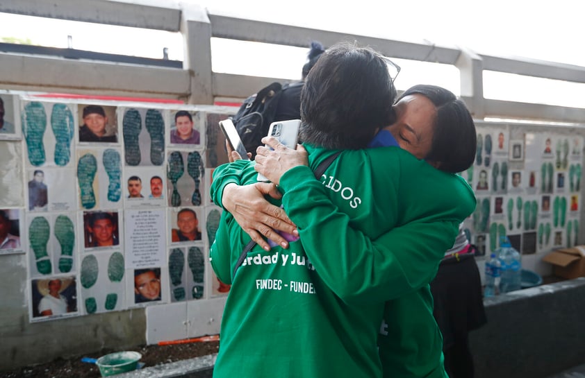 Madres de desaparecidos protestan frente a Fiscalía de México