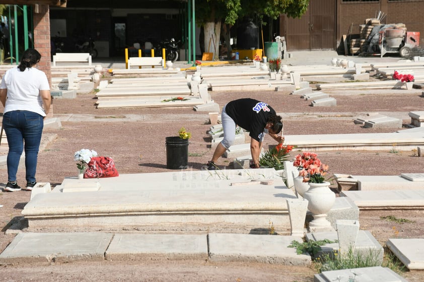 Honran en cementerios de Torreón a madres fallecidas