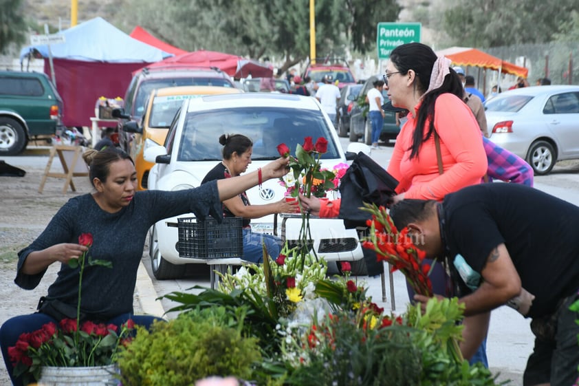 Honran en cementerios de Torreón a madres fallecidas