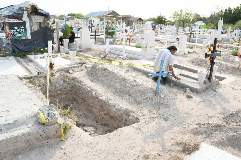 Honran en cementerios de Torreón a madres fallecidas