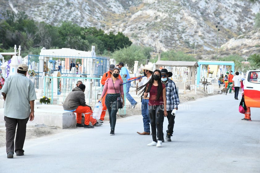 Honran en cementerios de Torreón a madres fallecidas