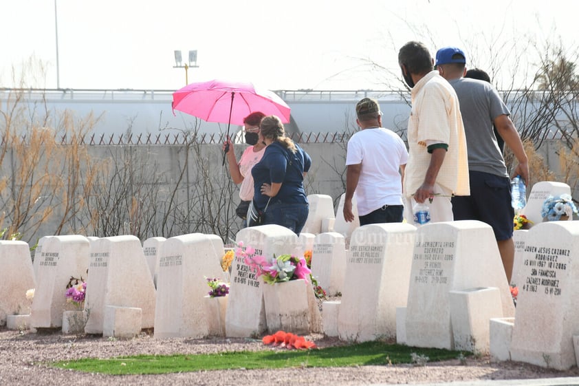 Honran en cementerios de Torreón a madres fallecidas