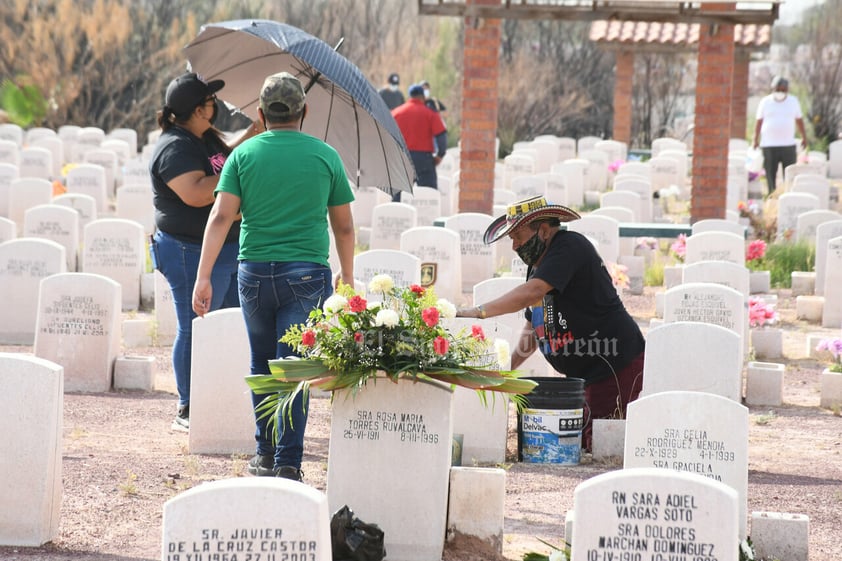 Honran en cementerios de Torreón a madres fallecidas