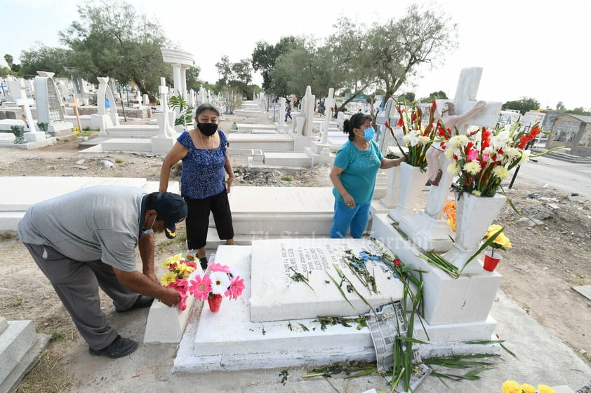 Honran en cementerios de Torreón a madres fallecidas