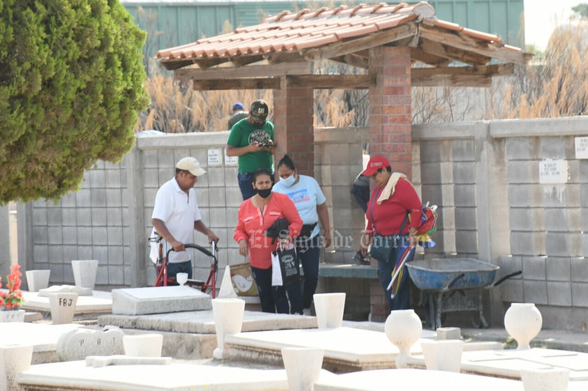 Honran en cementerios de Torreón a madres fallecidas