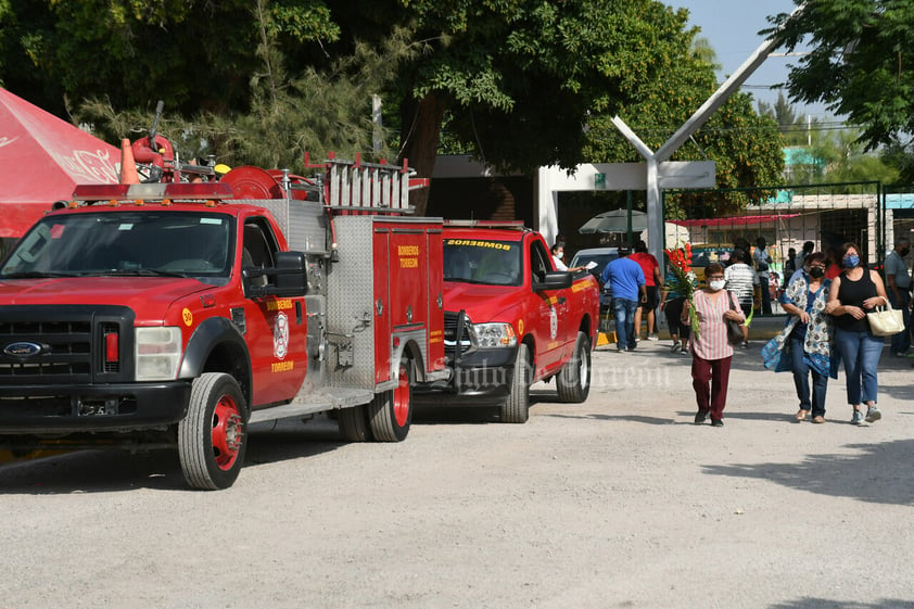 Honran en cementerios de Torreón a madres fallecidas