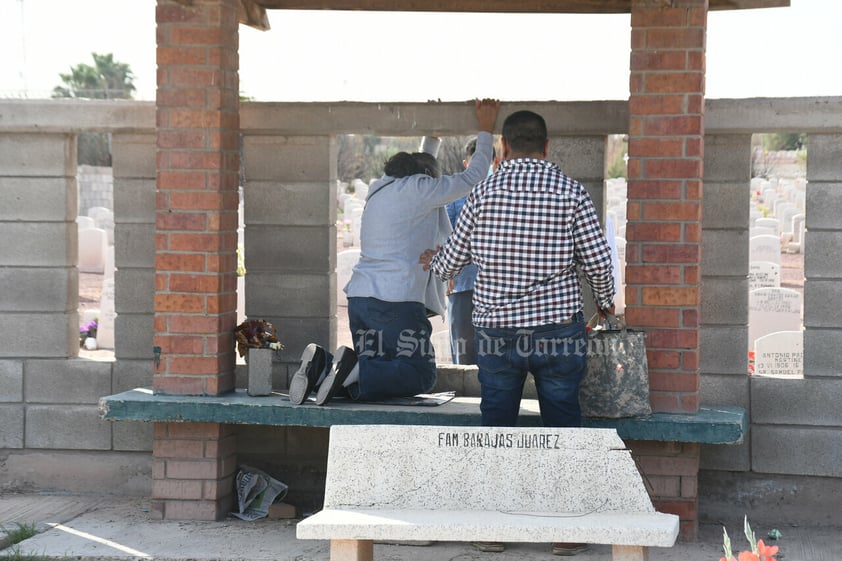 Honran en cementerios de Torreón a madres fallecidas