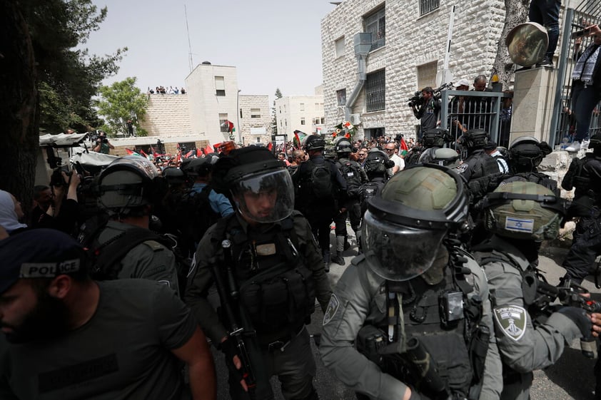 Jerusalem (.), 13/05/2022.- Israeli police officers stand guard as the coffin (not pictured) of slain American-Palestinian journalist Shireen Abu Akleh leaves the St. Joseph Hospital ahead of a funeral procession, in the old city of Jerusalem, 13 May 2022. Al Jazeera journalist Shireen Abu Akleh was killed on 11 May 2022 during a raid by Israeli forces in the West Bank town of Jenin. (Estados Unidos, Jerusalén) EFE/EPA/ATEF SAFADI