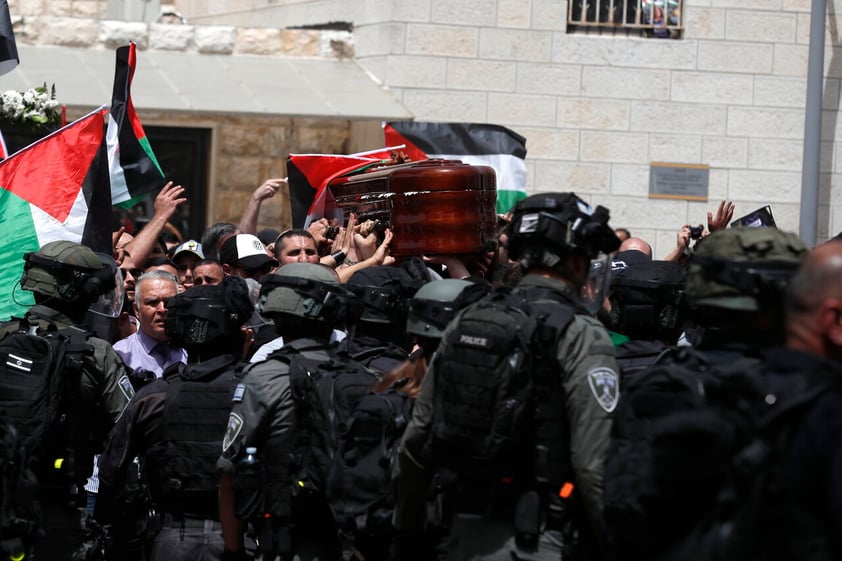 Jerusalem (.), 13/05/2022.- Mourners carry the coffin of slain American-Palestinian journalist Shireen Abu Akleh outside St. Joseph Hospital, ahead of a funeral procession in the Old City of Jerusalem, 13 May 2022. Al Jazeera journalist Shireen Abu Akleh was killed on 11 May 2022 during a raid by Israeli forces in the West Bank town of Jenin. (Estados Unidos, Jerusalén) EFE/EPA/ATEF SAFADI