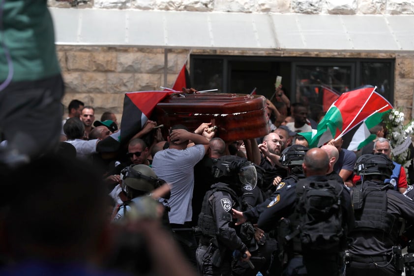 Jerusalem (.), 13/05/2022.- Mourners carry the coffin of slain American-Palestinian journalist Shireen Abu Akleh outside St. Joseph Hospital, ahead of a funeral procession in the Old City of Jerusalem, 13 May 2022. Al Jazeera journalist Shireen Abu Akleh was killed on 11 May 2022 during a raid by Israeli forces in the West Bank town of Jenin. (Estados Unidos, Jerusalén) EFE/EPA/ATEF SAFADI