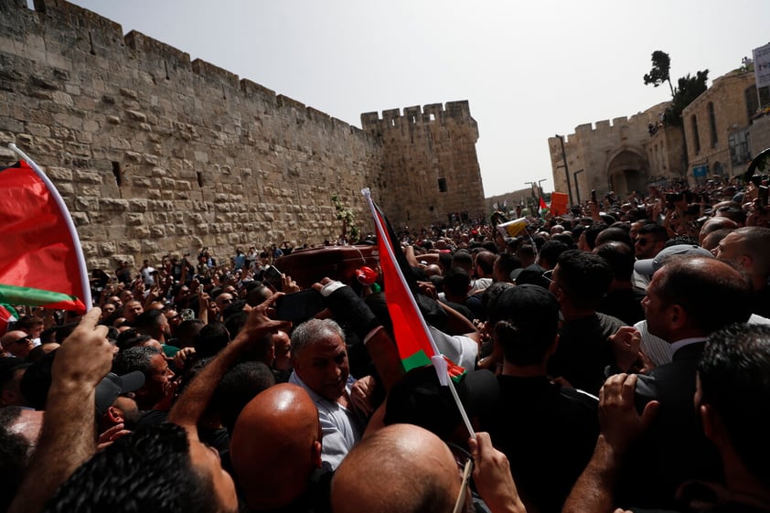 Jerusalem (.), 13/05/2022.- Mourners carry the coffin of slain American-Palestinian journalist Shireen Abu Akleh during a procession prior to her funeral in the Old City of Jerusalem, 13 May 2022. Al Jazeera journalist Shireen Abu Akleh was killed on 11 May 2022 during a raid by Israeli forces in the West Bank town of Jenin. (Estados Unidos, Jerusalén) EFE/EPA/ATEF SAFADI