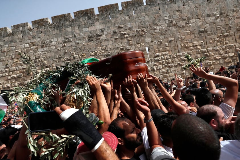 Jerusalem (.), 13/05/2022.- Mourners carry the coffin of slain American-Palestinian journalist Shireen Abu Akleh during a procession prior to her funeral in the Old City of Jerusalem, 13 May 2022. Al Jazeera journalist Shireen Abu Akleh was killed on 11 May 2022 during a raid by Israeli forces in the West Bank town of Jenin. (Estados Unidos, Jerusalén) EFE/EPA/ATEF SAFADI