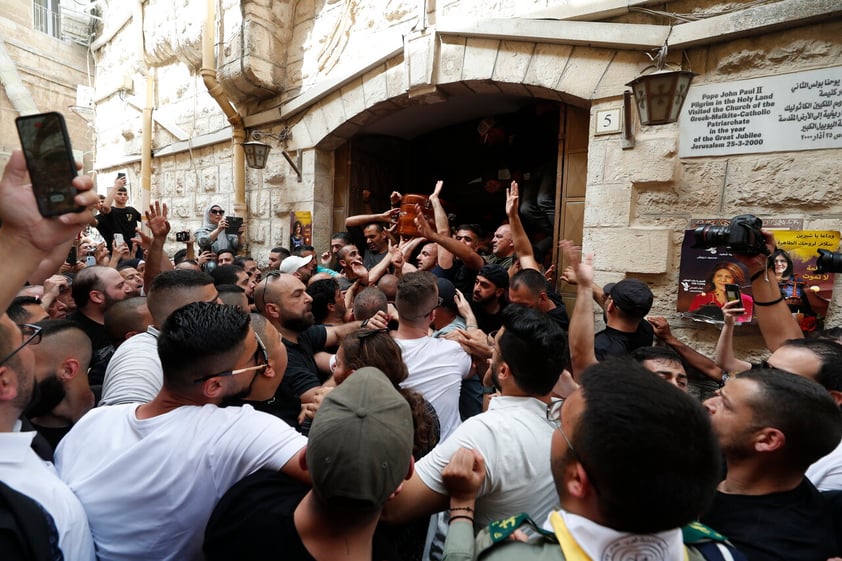 Jerusalem (.), 13/05/2022.- Mourners carry the coffin of slain American-Palestinian journalist Shireen Abu Akleh outside of a church during a procession prior to her funeral in the Old City of Jerusalem, 13 May 2022. Al Jazeera journalist Shireen Abu Akleh was killed on 11 May 2022 during a raid by Israeli forces in the West Bank town of Jenin. (Estados Unidos, Jerusalén) EFE/EPA/ATEF SAFADI