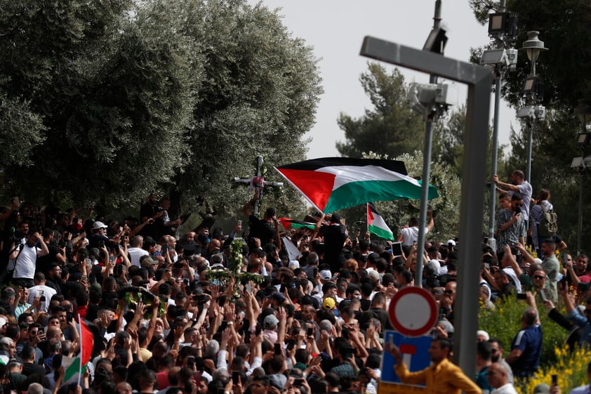 Jerusalem (.), 13/05/2022.- Funeral procession for slain American-Palestinian journalist Shireen Abu Akleh in the Old City of Jerusalem, 13 May 2022. Al Jazeera journalist Shireen Abu Akleh was killed on 11 May 2022 during a raid by Israeli forces in the West Bank town of Jenin. (Estados Unidos, Jerusalén) EFE/EPA/ATEF SAFADI