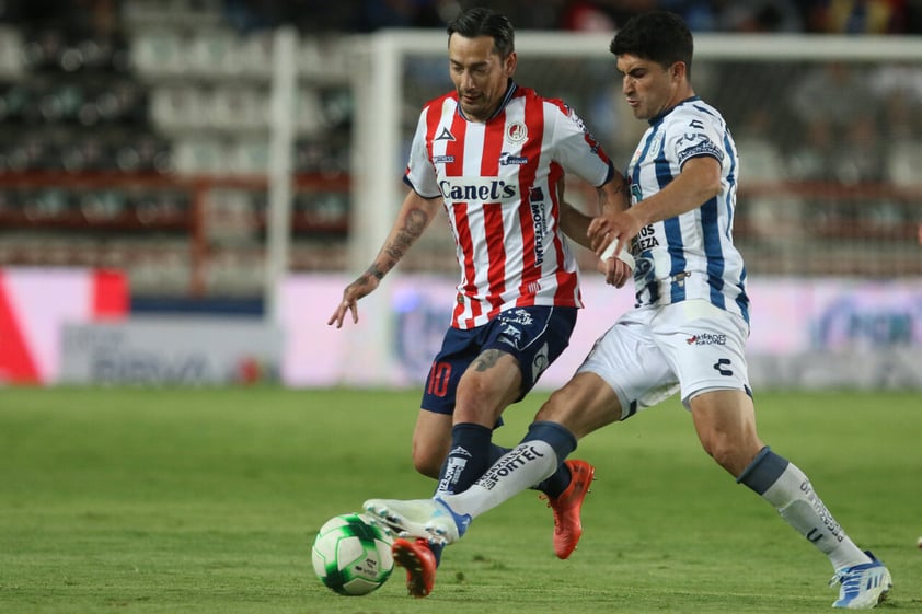 AME9467. PACHUGA (MÉXICO), 14/05/2022.- El jugador Nicolás Ibañez de Pachuca (d) disputa el balón con el jugador Rubens Sambueza de San Luis (i), durante el encuentro del partido de vuelta de los cuartos de final del torneo Clausura 2022 del fútbol mexicano entre Tuzos del Pachuca contra San Luis, hoy en el estadio Hidalgo de la ciudad de Pachuca (México). EFE/David Martínez Pelcastre