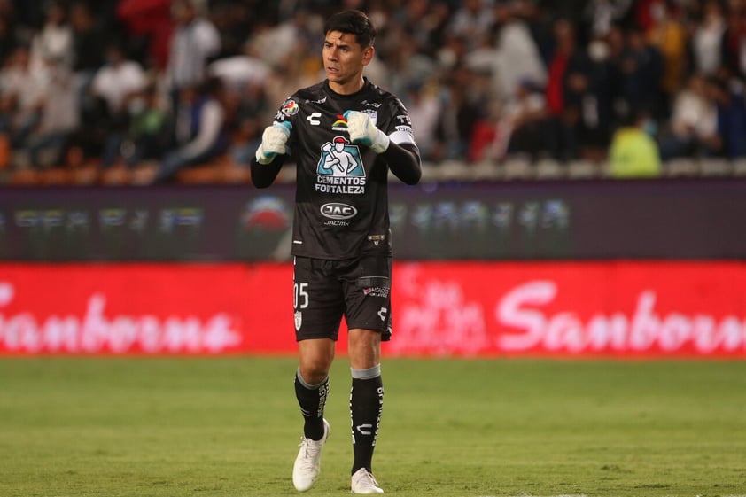 AME9467. PACHUGA (MÉXICO), 14/05/2022.- El jugador Oscar Ustari de Pachuca festeja el gol de su equipo durante el encuentro del partido de vuelta de los cuartos de final del torneo Clausura 2022 del fútbol mexicano entre Tuzos del Pachuca contra San Luis, hoy en el estadio Hidalgo de la ciudad de Pachuca (México). EFE/David Martínez Pelcastre