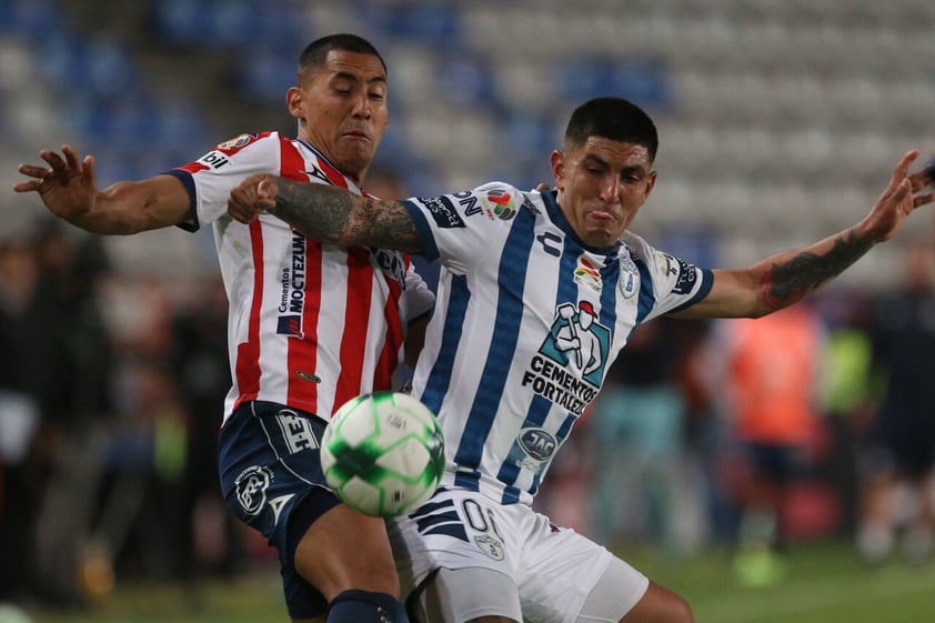 AME9467. PACHUGA (MÉXICO), 14/05/2022.- El jugador Víctor Guzmán de Pachuca (d) disputa el balón con el jugador Ricardo Chávez de San Luis (i), durante el encuentro del partido de vuelta de los cuartos de final del torneo Clausura 2022 del fútbol mexicano entre Tuzos del Pachuca contra San Luis, hoy en el estadio Hidalgo de la ciudad de Pachuca (México). EFE/David Martínez Pelcastre