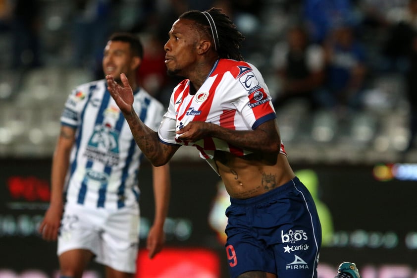 AME9467. PACHUGA (MÉXICO), 14/05/2022.- El jugador Abel Mathias Hernández de San Luis festeja una anotación durante el encuentro del partido de vuelta de los cuartos de final del torneo Clausura 2022 del fútbol mexicano entre Tuzos del Pachuca contra San Luis, hoy en el estadio Hidalgo de la ciudad de Pachuca (México). EFE/David Martínez Pelcastre