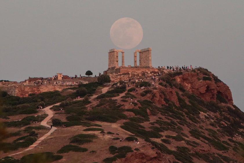 Sounio (Greece), 15/05/2022.- The full moon rises over the temple of Poseidon, one day before the lunar eclipse, in Cape Sounio, 65 km south of Athens, Greece, 15 May 2022. (Grecia, Atenas) EFE/EPA/GEORGE VITSARAS