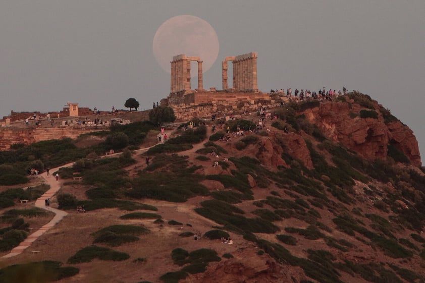 Sounio (Greece), 15/05/2022.- The full moon rises over the temple of Poseidon, one day before the lunar eclipse, in Cape Sounio, 65 km south of Athens, Greece, 15 May 2022. (Grecia, Atenas) EFE/EPA/GEORGE VITSARAS