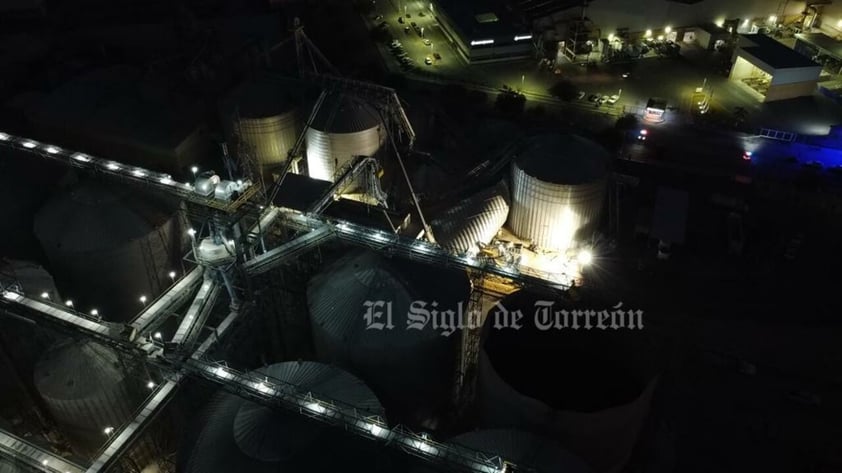 Derrumbe de silo con alimento para ganado en Torreón