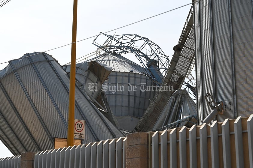 Derrumbe de silo con alimento para ganado en Torreón