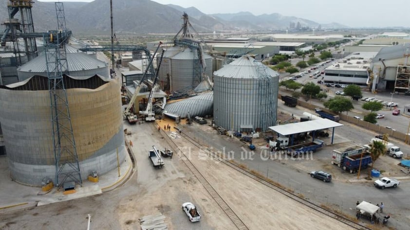 Derrumbe de silo con alimento para ganado en Torreón