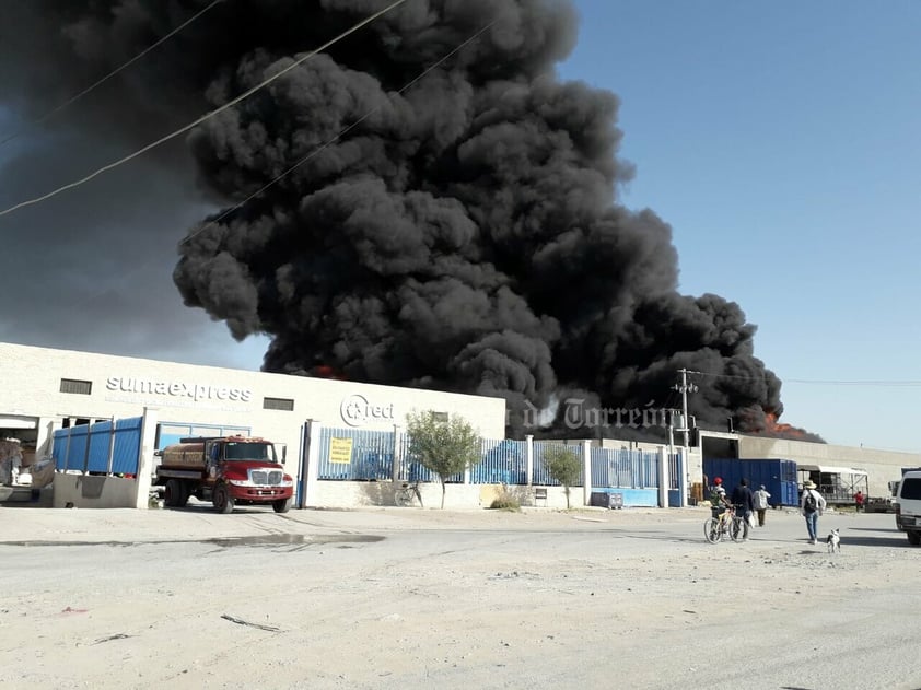 Alarma por incendio en empresa recicladora de Torreón