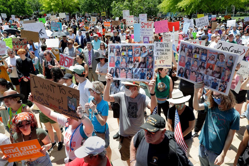 Miles protestan contra conferencia de NRA en Texas tras masacre en Uvalde