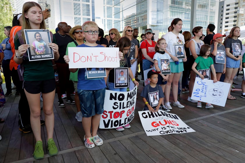 Miles protestan contra conferencia de NRA en Texas tras masacre en Uvalde