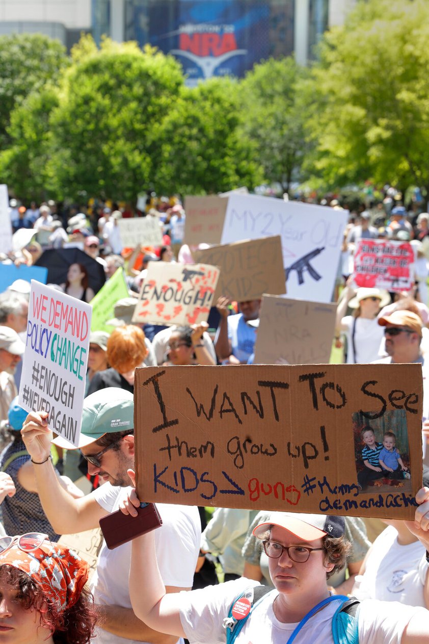 Miles protestan contra conferencia de NRA en Texas tras masacre en Uvalde