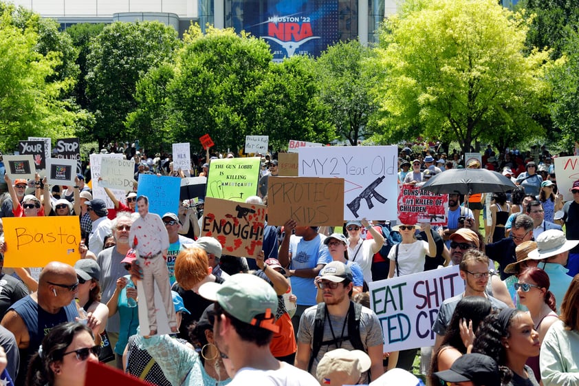 Miles protestan contra conferencia de NRA en Texas tras masacre en Uvalde