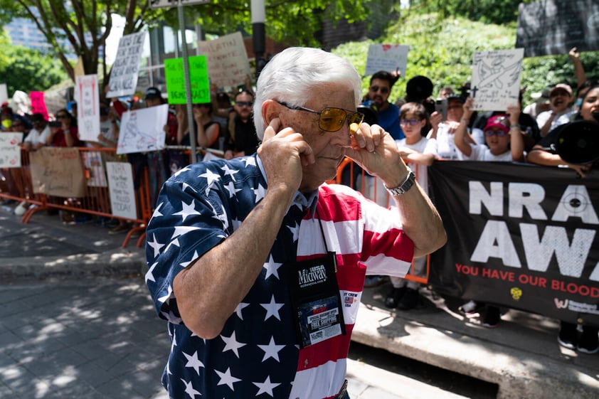 Miles protestan contra conferencia de NRA en Texas tras masacre en Uvalde