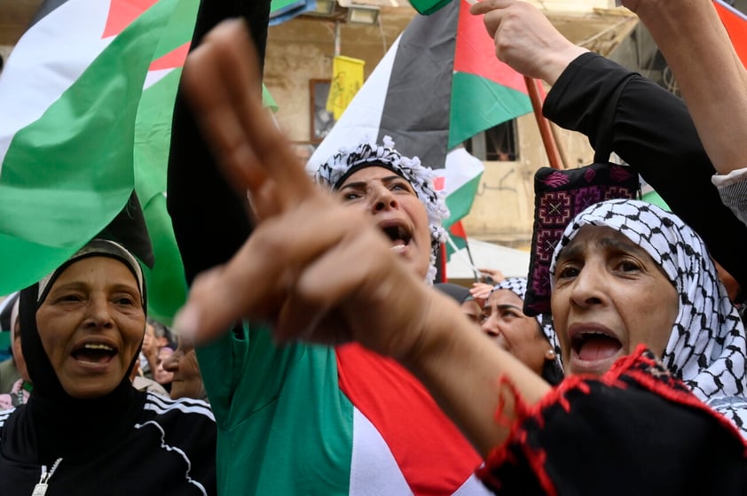 Beirut (Lebanon), 29/05/2022.- Palestinians who live in Lebanon, carry Palestinian flags as they shout slogans during a protest against the Israeli 'Flag March' celebrating Jerusalem Day at the Palestinian refugee camp of Shatila in Beirut, Lebanon, 29 May 2022. The annual right-wing Israeli 'Flag March' celebrating the Jerusalem Day has long been viewed by Palestinians as a provocation. (Protestas, Líbano, Estados Unidos, Jerusalén) EFE/EPA/WAEL HAMZEH