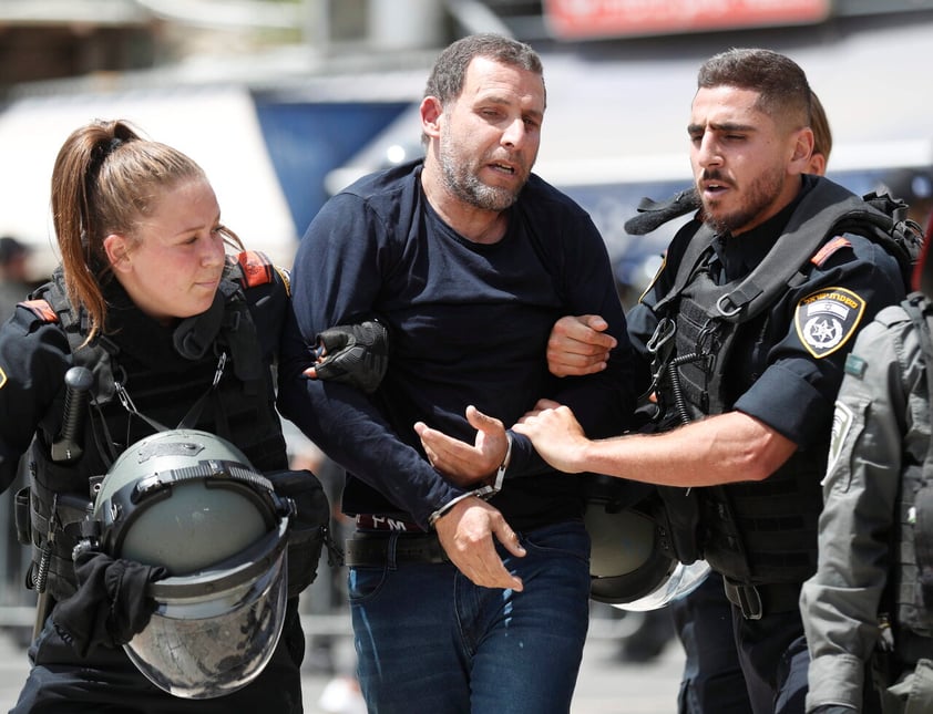 Jerusalem (---), 29/05/2022.- Israeli forces arrest a Palestinian counter protester during the Israeli right-wing 'Flag March' next to the Damascus gate of Jerusalem's Old City, Jerusalem, 29 May 2022. The annual right-wing Israeli 'Flag March' celebrating the Jerusalem Day has long been viewed by Palestinians as a provocation. Large number of Israeli police forces have been deployed in the Old city of Jerusalem and Palestinian counter protests are expected to take place in the Gaza City and West Bank. (Protestas, Estados Unidos, Damasco, Jerusalén) EFE/EPA/ATEF SAFADI