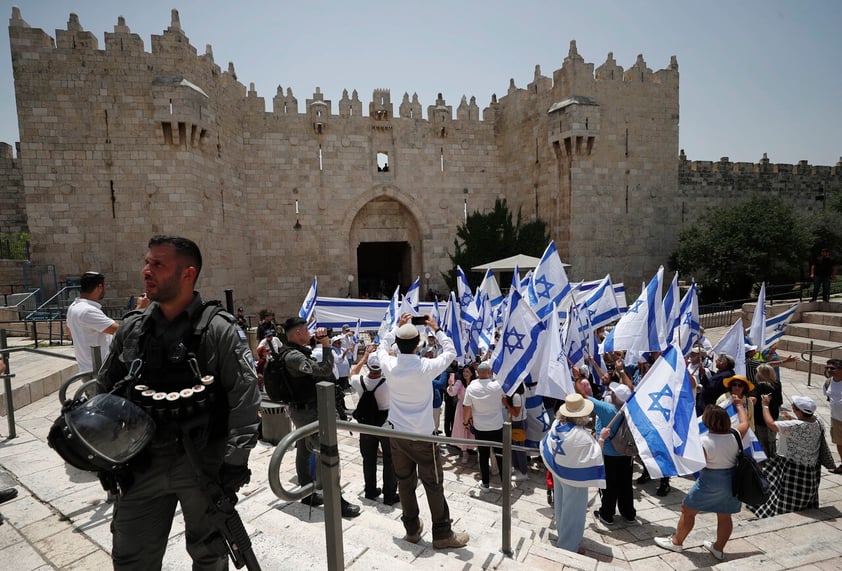 Jerusalem (---), 29/05/2022.- Participants carry Israeli flags during the Israeli right-wing 'Flag March' next to the Damascus gate of Jerusalem's Old City, Jerusalem, 29 May 2022. The annual right-wing Israeli 'Flag March' celebrating the Jerusalem Day has long been viewed by Palestinians as a provocation. Large number of Israeli police forces have been deployed in the Old city of Jerusalem and Palestinian counter protests are expected to take place in the Gaza City and West Bank. (Protestas, Estados Unidos, Damasco, Jerusalén) EFE/EPA/ATEF SAFADI