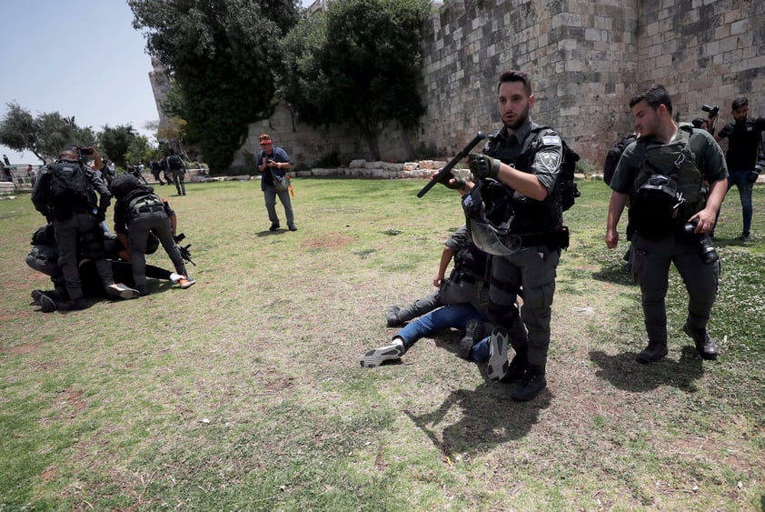 Jerusalem (---), 29/05/2022.- Israeli forces arrest Palestinian counter protesters prior the start of Israeli right-wing 'Flag March' next to the Damascus gate of Jerusalem's Old City, Jerusalem, 29 May 2022. The annual right-wing Israeli 'Flag March' celebrating the Jerusalem Day has long been viewed by Palestinians as a provocation. Large number of Israeli police forces have been deployed in the Old city of Jerusalem and Palestinian counter protests are expected to take place in the Gaza City and West Bank. (Protestas, Estados Unidos, Damasco, Jerusalén) EFE/EPA/ATEF SAFADI