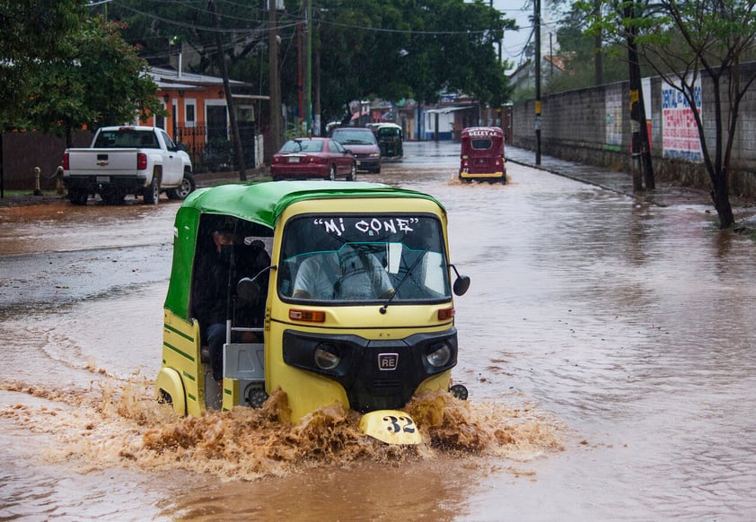 Huracán 'Agatha' se degrada a categoría 1 en Oaxaca, declaran alerta en Guerrero