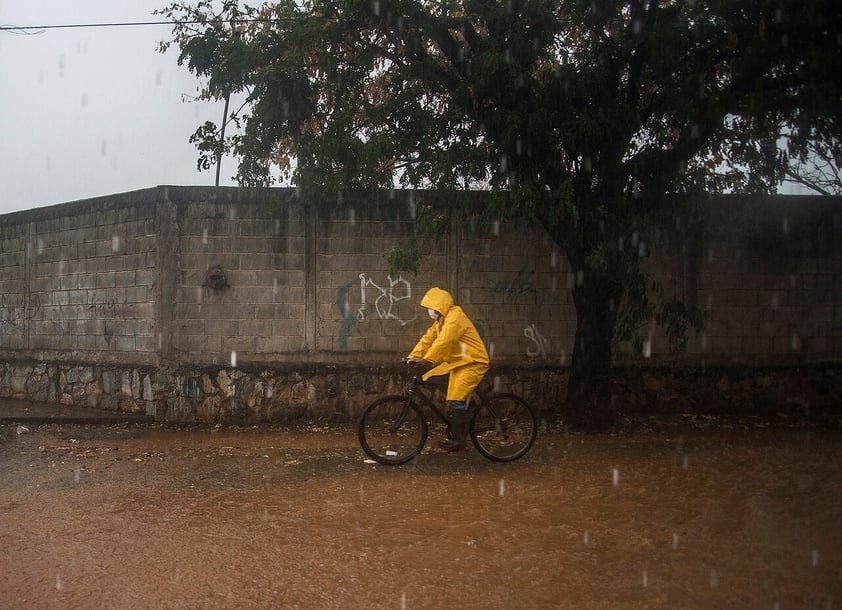 Huracán 'Agatha' se degrada a categoría 1 en Oaxaca, declaran alerta en Guerrero