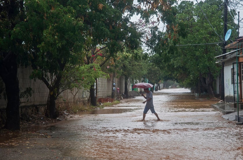 Huracán 'Agatha' se degrada a categoría 1 en Oaxaca, declaran alerta en Guerrero