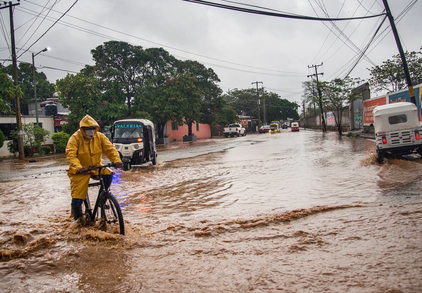 Huracán 'Agatha' se degrada a categoría 1 en Oaxaca, declaran alerta en Guerrero