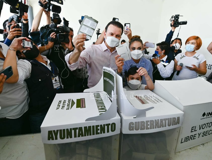 Candidatos y políticos votan en elecciones de Durango