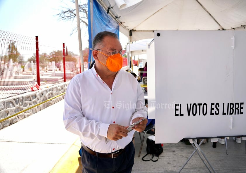 Candidatos y políticos votan en elecciones de Durango