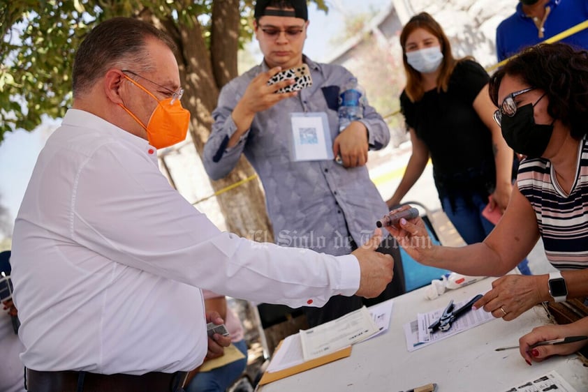 Candidatos y políticos votan en elecciones de Durango