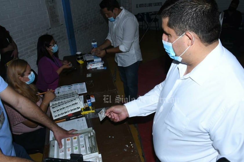 Candidatos y políticos votan en elecciones de Durango